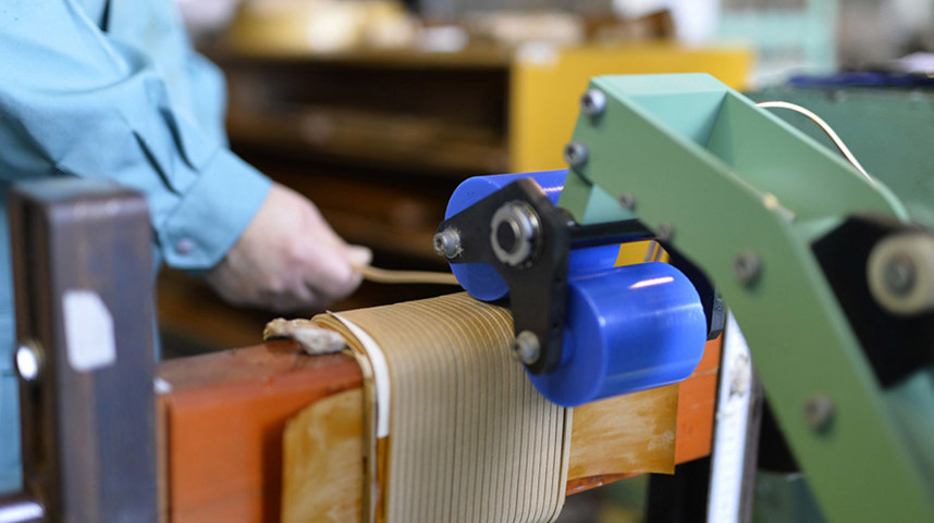 変圧器工場での巻線写真